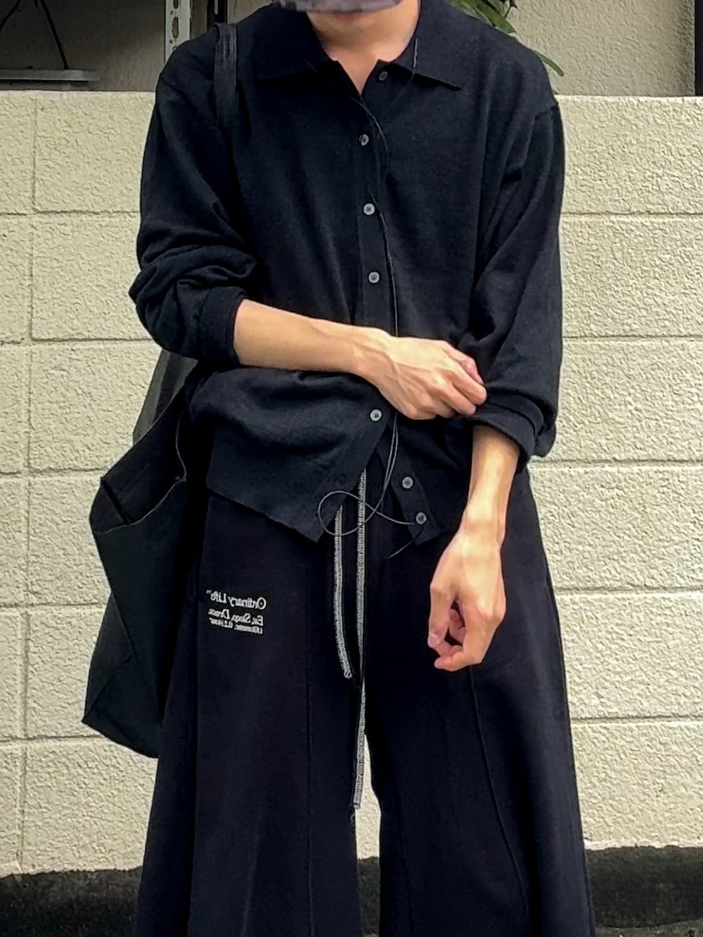 グレー系のシャツ/ブラウス、ブラック系のスニーカー、ブラック系のスウェットパンツを着用したメンズの秋コーディネートの2枚目の写真