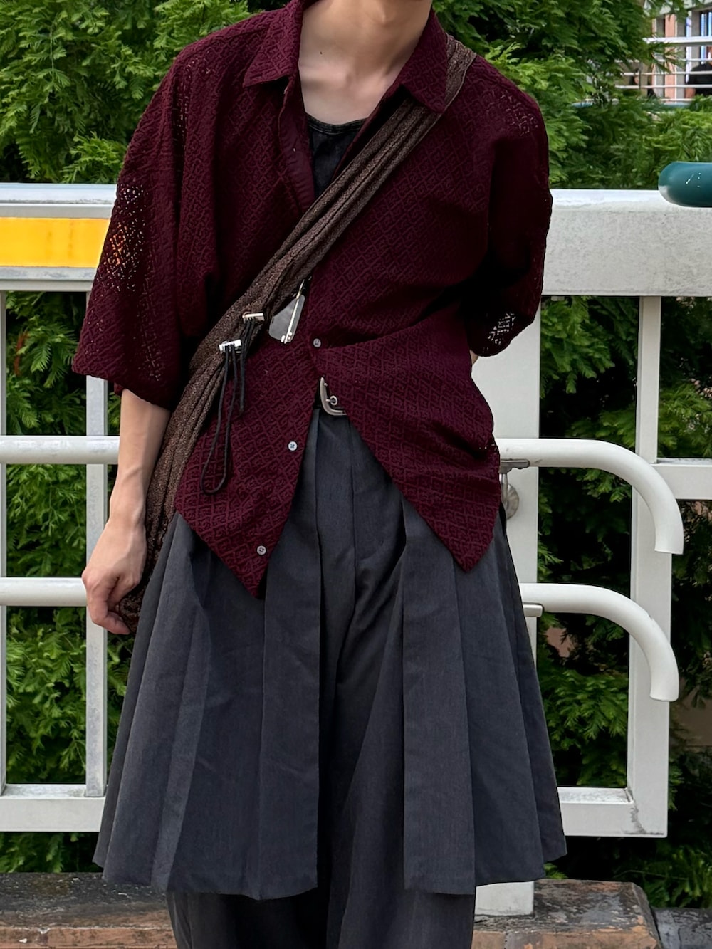 ブラック系のスニーカー、レッド系のシャツ/ブラウス、ブラック系のタンクトップを着用したメンズの夏コーディネートの2枚目の写真