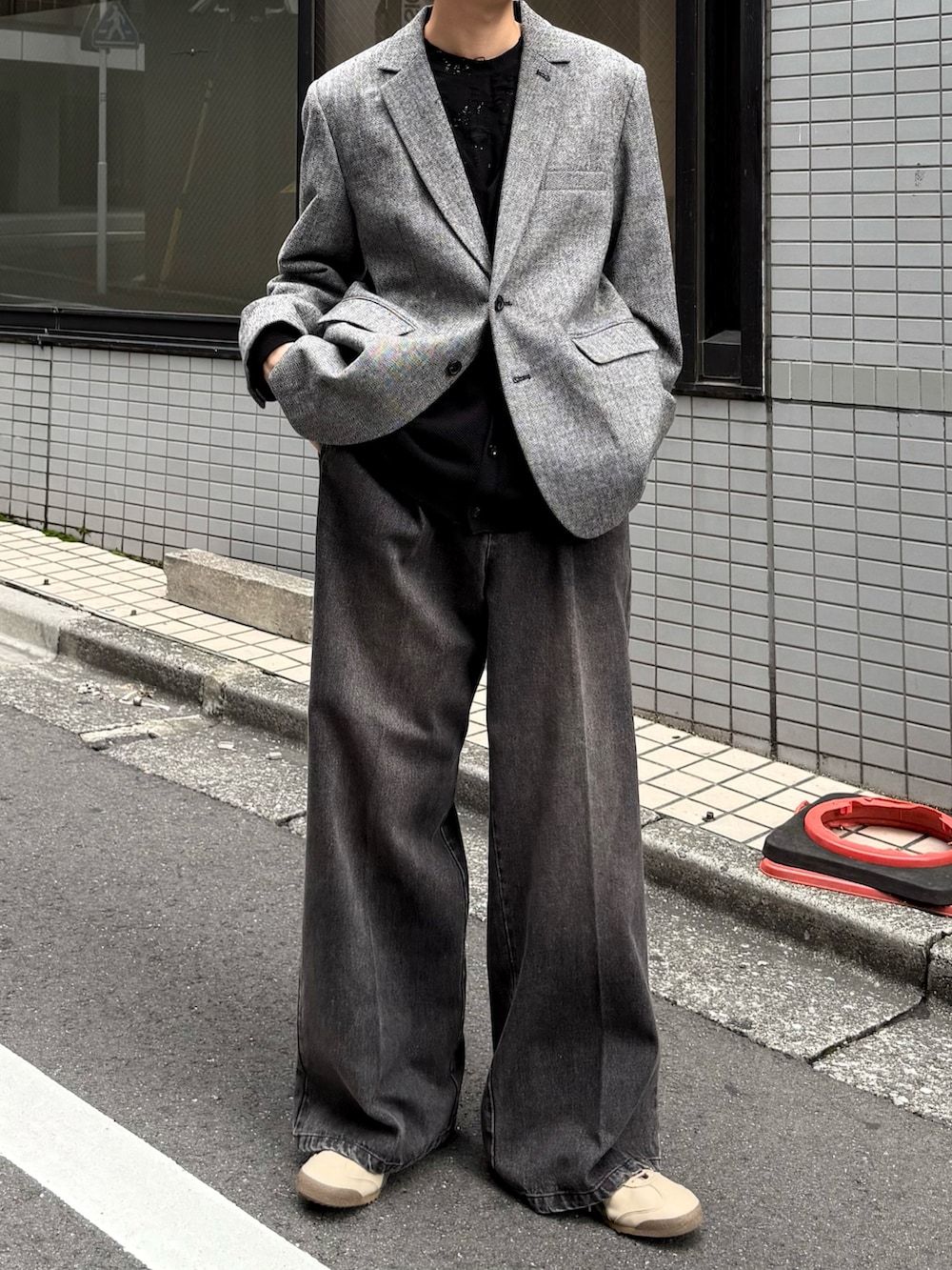 ブラック系のTシャツ/カットソー、ブラック系のカーディガン/ボレロ、グレー系のテーラードジャケットを着用したメンズの秋コーディネートの2枚目の写真