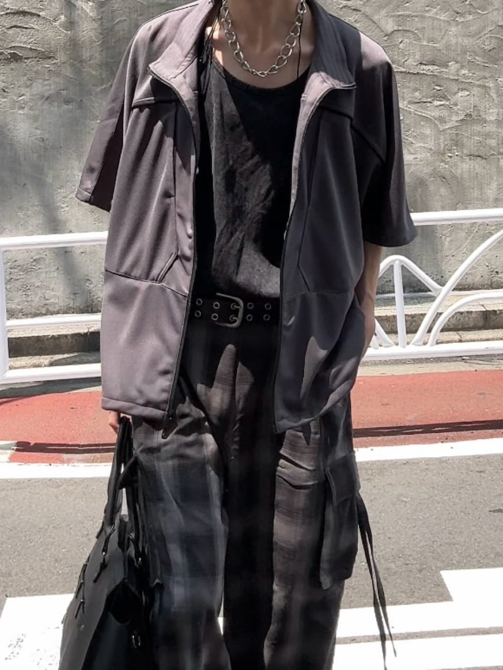 グレー系のタンクトップ、グレー系のその他アウター、ブラック系のカーゴパンツを着用したメンズの夏コーディネートの3枚目の写真