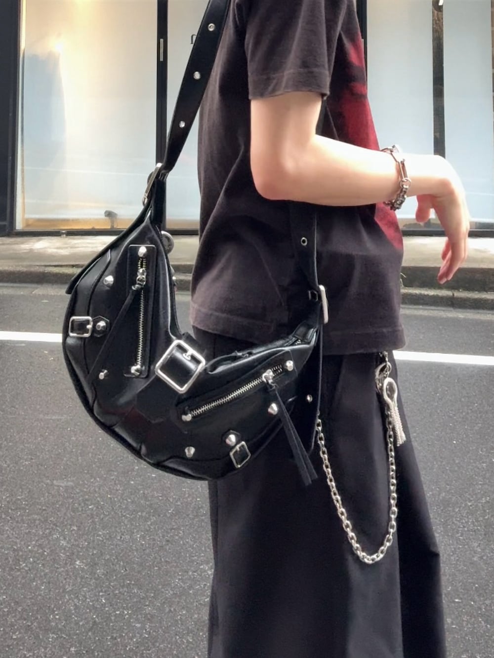 ブラック系のショルダーバッグ、ブラック系のTシャツ/カットソー、ブラック系のその他パンツを着用したメンズの夏コーディネートの2枚目の写真