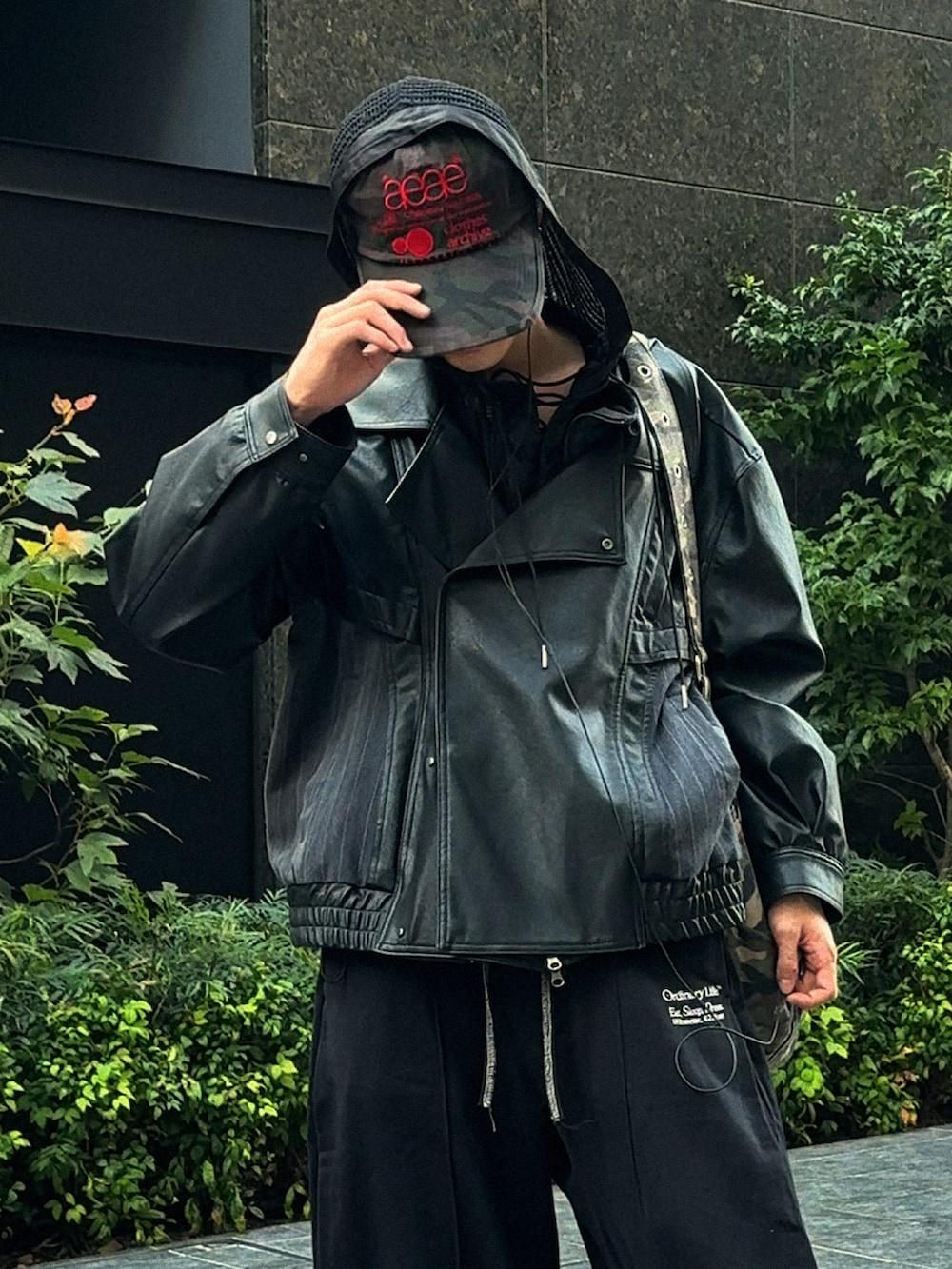 ブラック系のスウェットパンツ、ブラック系のライダースジャケット、その他のショルダーバッグを着用したメンズの秋コーディネートの2枚目の写真