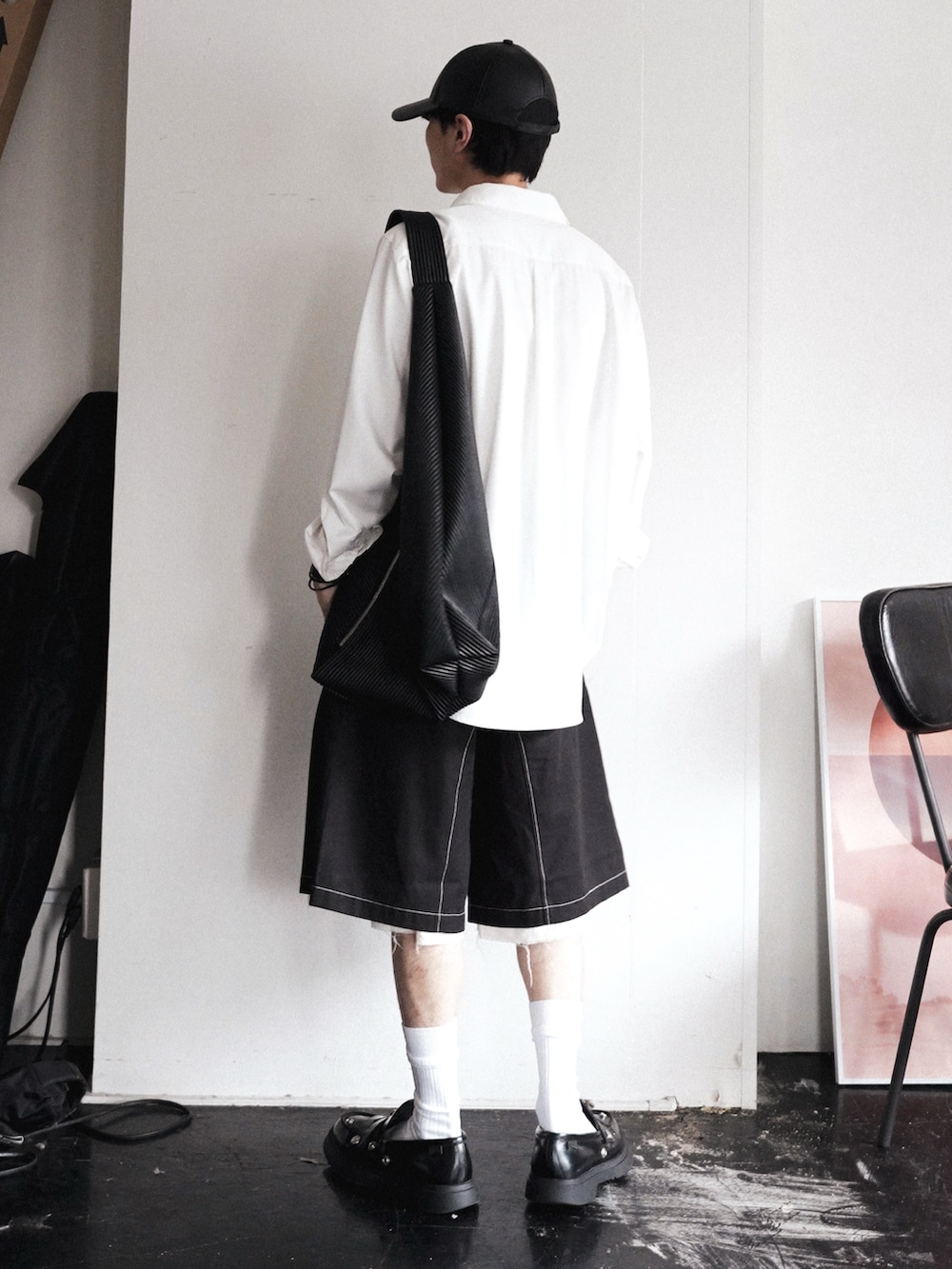 ブラック系のその他パンツ、ホワイト系のタンクトップ、ホワイト系のシャツ/ブラウスを着用したメンズの夏コーディネートの2枚目の写真
