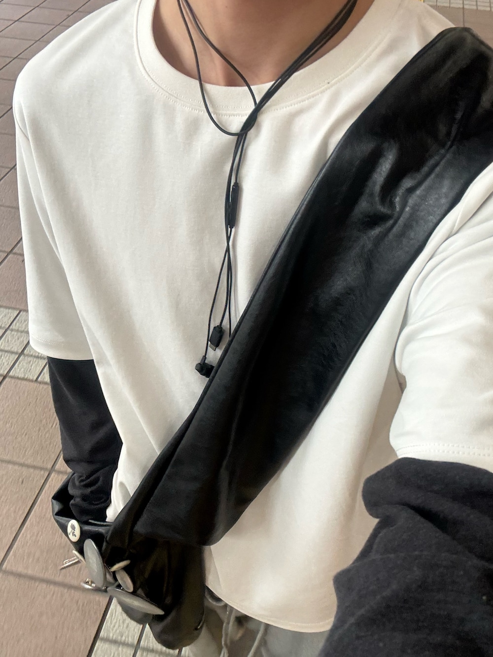 ブラック系のTシャツ/カットソー、グレー系のTシャツ/カットソー、グレー系のスウェットパンツを着用したメンズの春コーディネートの2枚目の写真