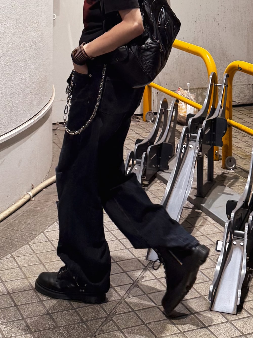 ブラック系のブーツ、ブラック系のTシャツ/カットソー、ブルー系のデニムパンツを着用したメンズの夏コーディネートの3枚目の写真