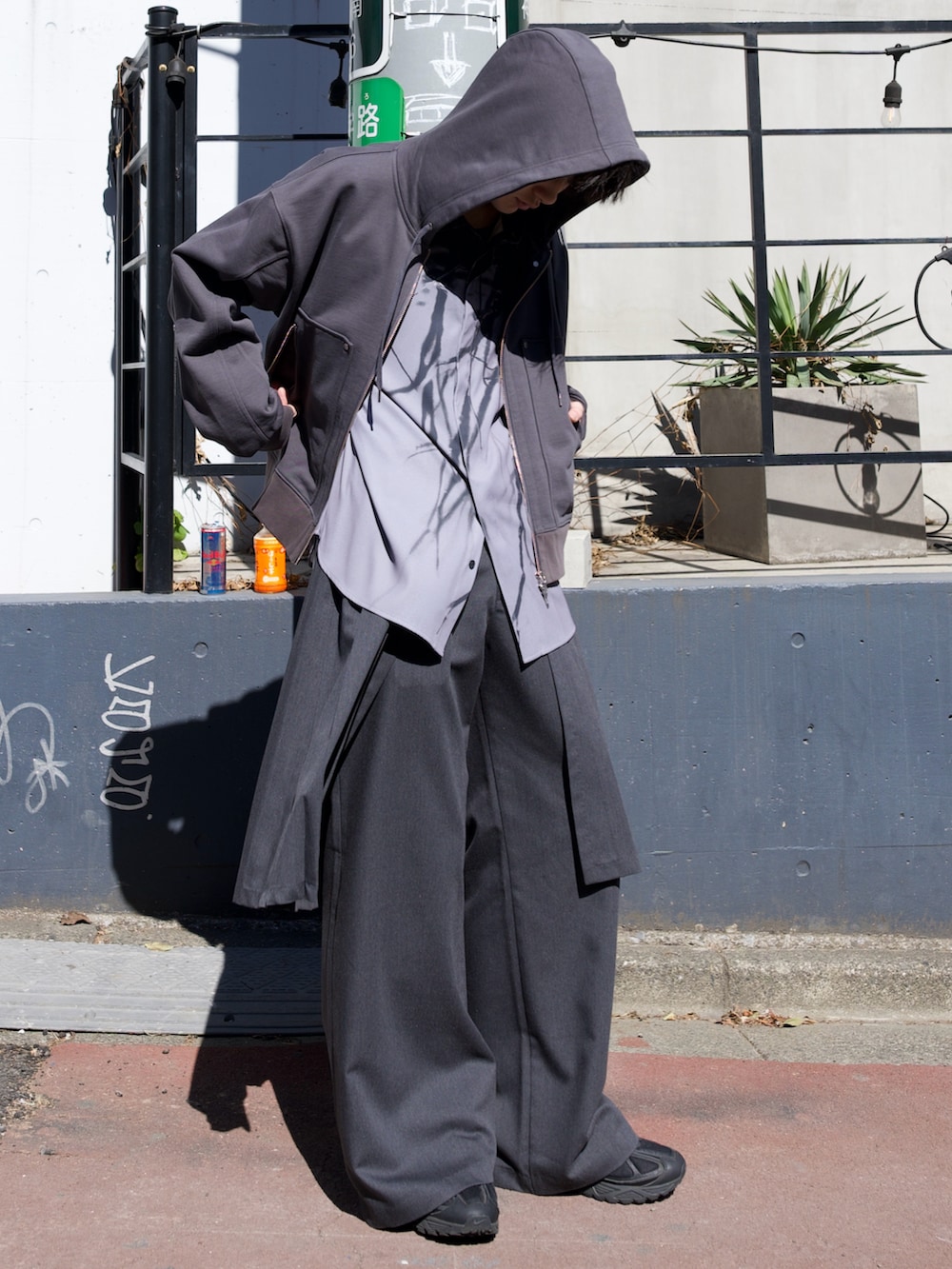 ブラック系のスニーカー、グレー系のパーカー、グレー系のシャツ/ブラウスを着用したメンズの春コーディネートの2枚目の写真