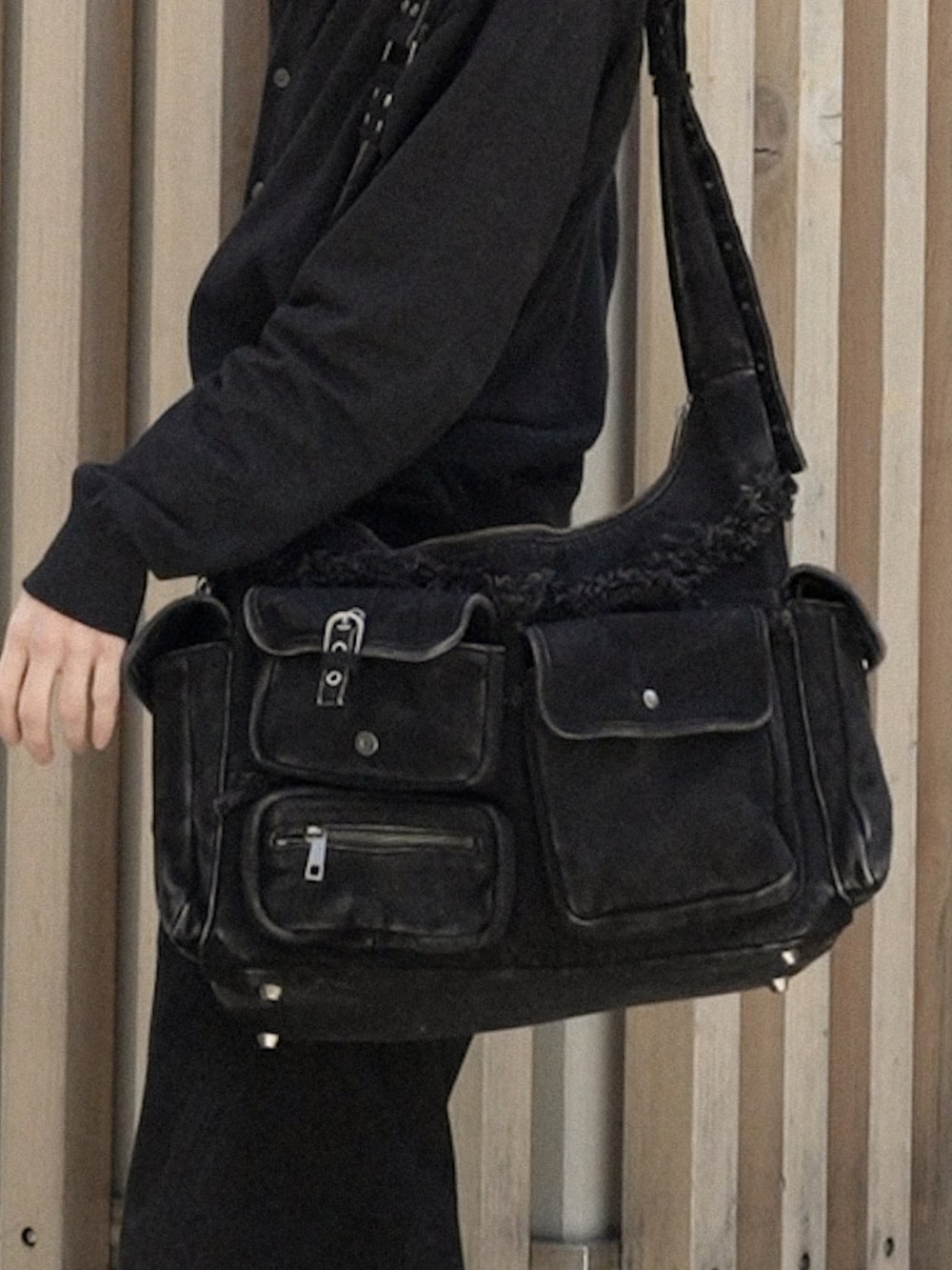 ブラック系のTシャツ/カットソー、グレー系のシャツ/ブラウス、ブラック系のデニムパンツを着用したメンズの春コーディネートの3枚目の写真