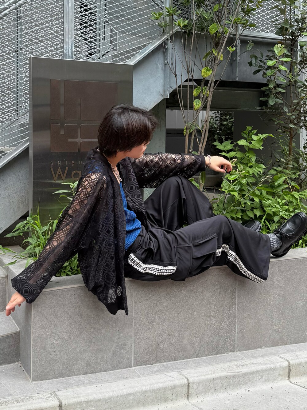 ブラック系のスニーカー、ブルー系のタンクトップ、ブラック系のMA-1を着用したメンズの夏コーディネートの2枚目の写真