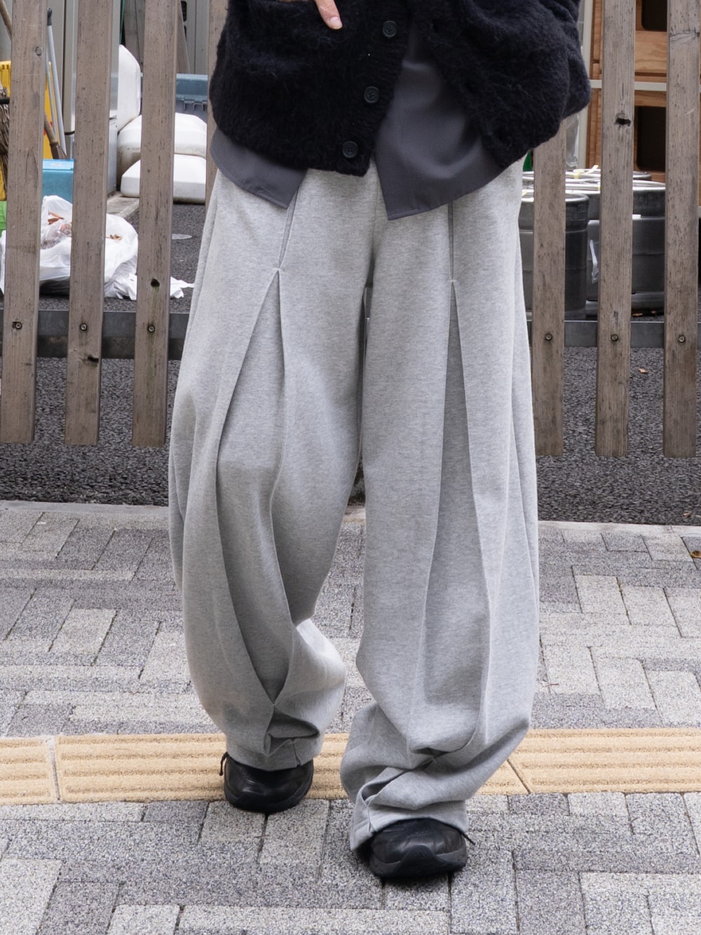 ブラック系のカーディガン/ボレロ、グレー系のシャツ/ブラウス、グレー系のスウェットパンツを着用したメンズの秋コーディネートの2枚目の写真