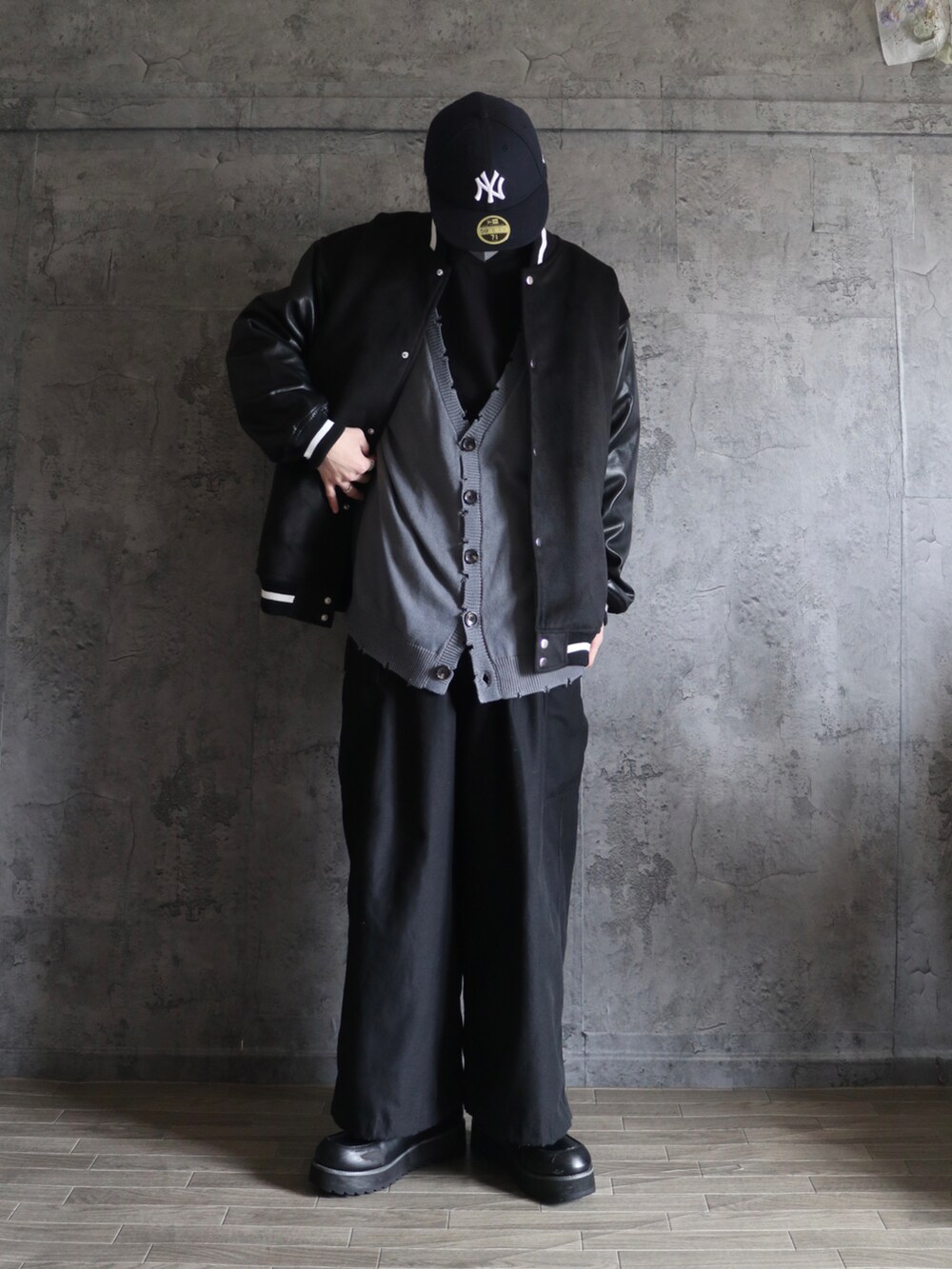 グレー系のカーディガン/ボレロ、ブラック系のTシャツ/カットソー、グレー系のその他パンツを着用したメンズの冬コーディネートの2枚目の写真