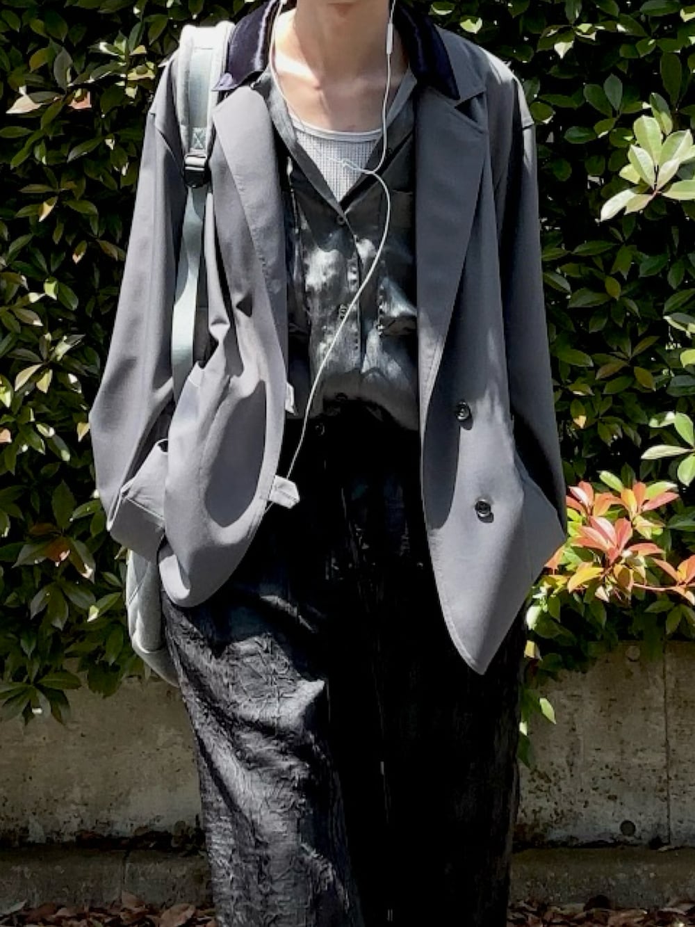 グレー系のシャツ/ブラウス、グレー系のテーラードジャケット、グレー系のショルダーバッグを着用したメンズの夏コーディネートの2枚目の写真