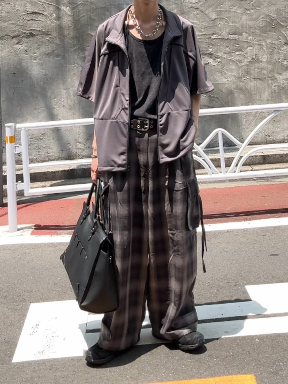 グレー系のタンクトップ、グレー系のその他アウター、ブラック系のカーゴパンツを着用したメンズの夏コーディネートの2枚目の写真