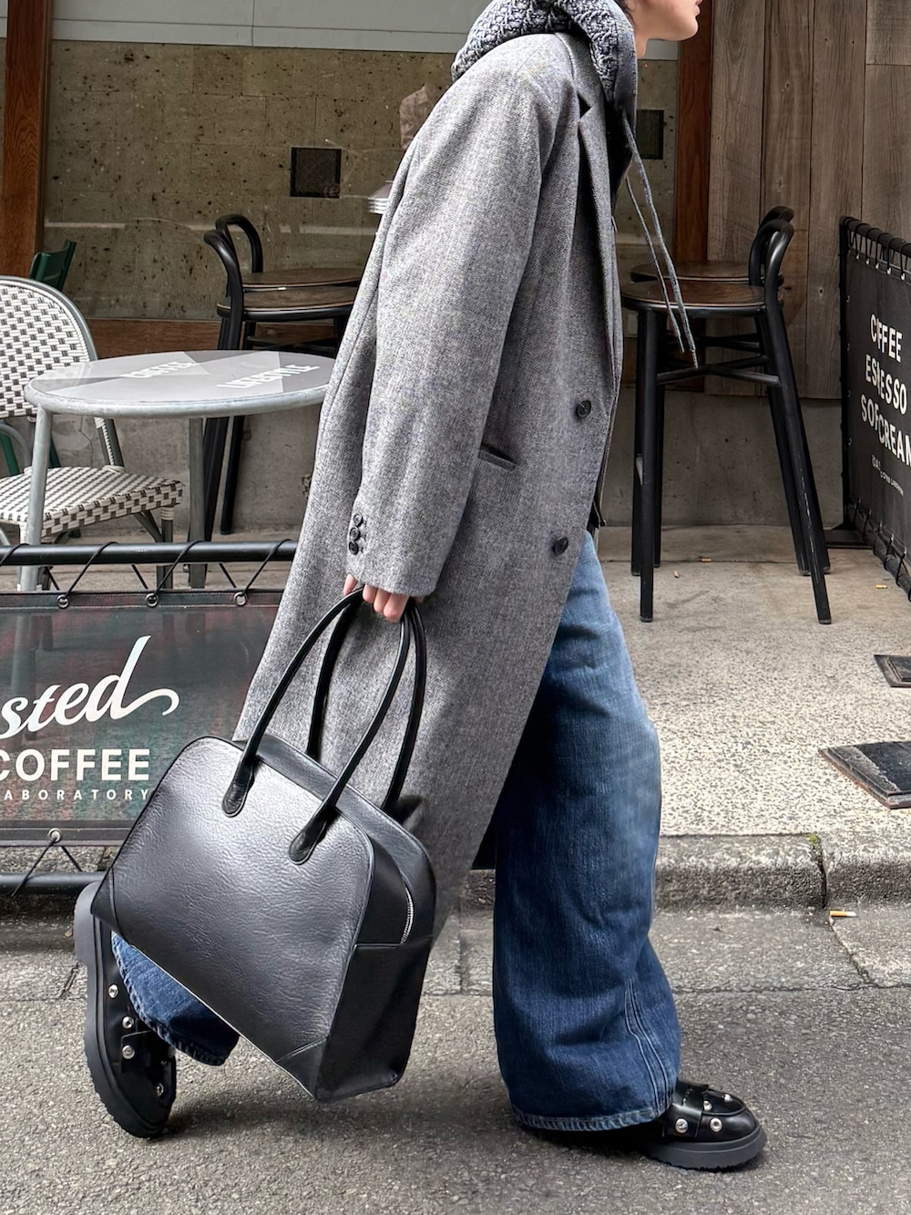 ブルー系のデニムパンツ、グレー系のチェスターコート、グレー系のパーカーを着用したメンズの冬コーディネートの2枚目の写真