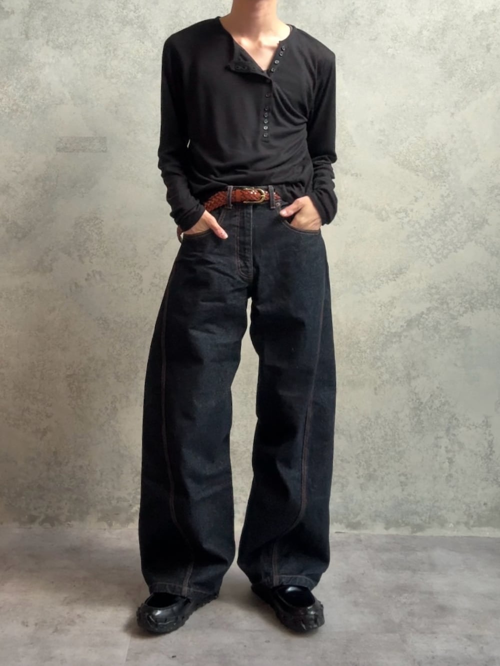 ブルー系のデニムパンツ、ブラック系のTシャツ/カットソー、ブラック系のローファーを着用したメンズの夏コーディネートの2枚目の写真