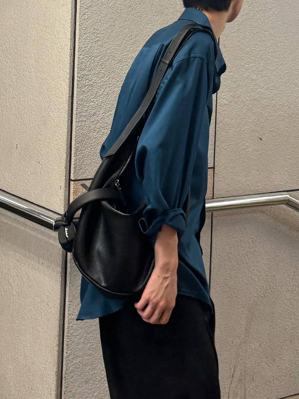 ブラック系のスウェットパンツ、ブラック系のドレスシューズ、ホワイト系のタンクトップを着用したメンズの夏コーディネートの2枚目の写真