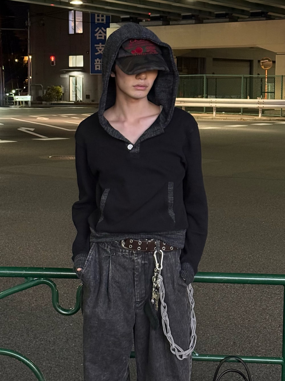 ブラック系のパーカー、グレー系のデニムパンツ、ブラック系のボストンバッグを着用したメンズの秋コーディネートの2枚目の写真