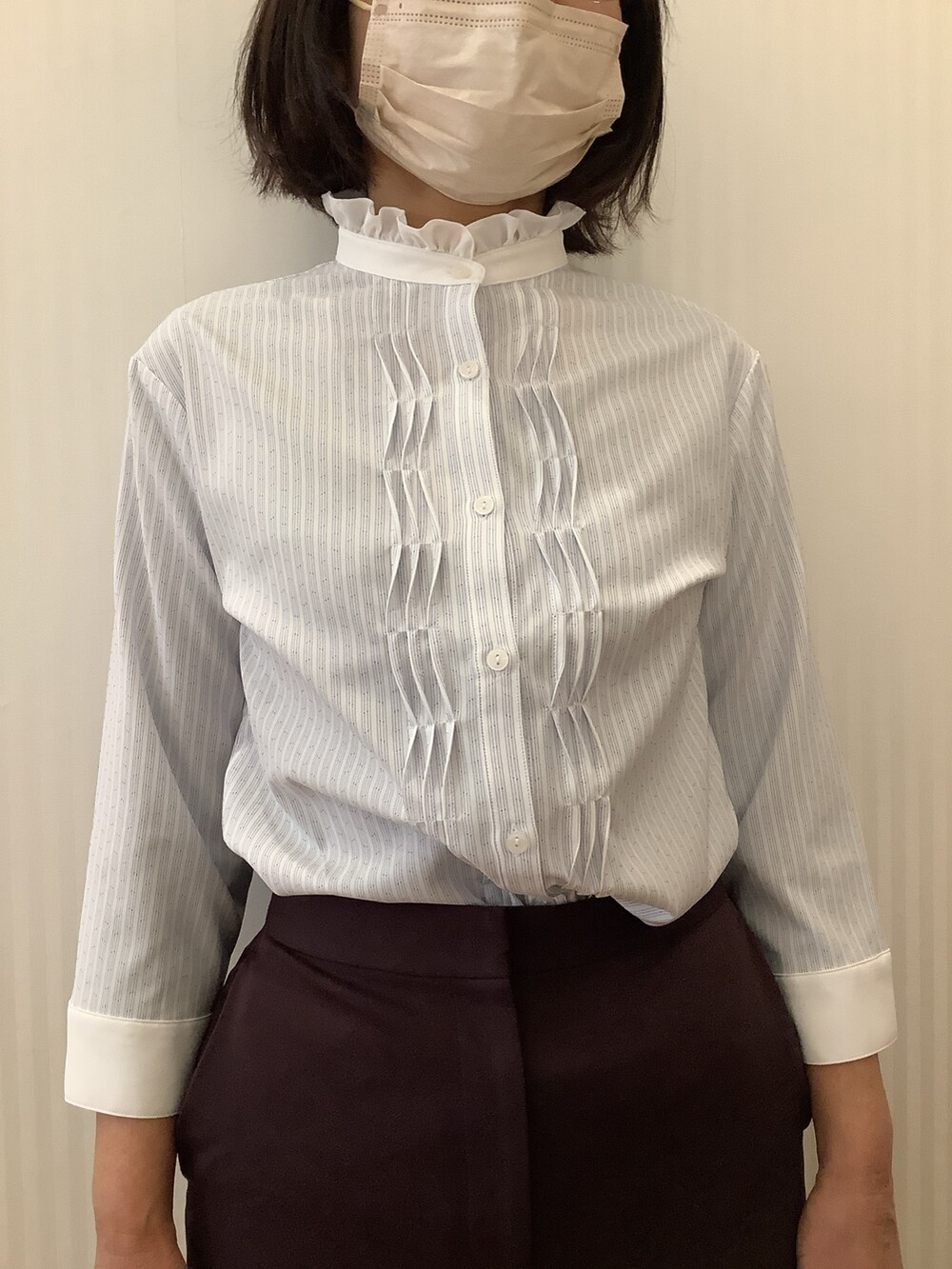 ブルー系のシャツ/ブラウスを着用したレディースの冬コーディネートの2枚目の写真