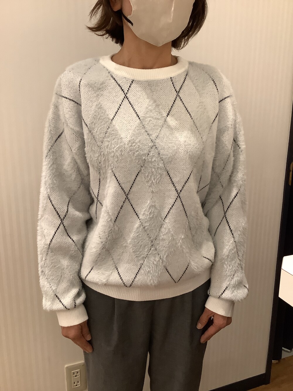 グレー系のニット/セーターを着用したレディースの秋コーディネートの2枚目の写真