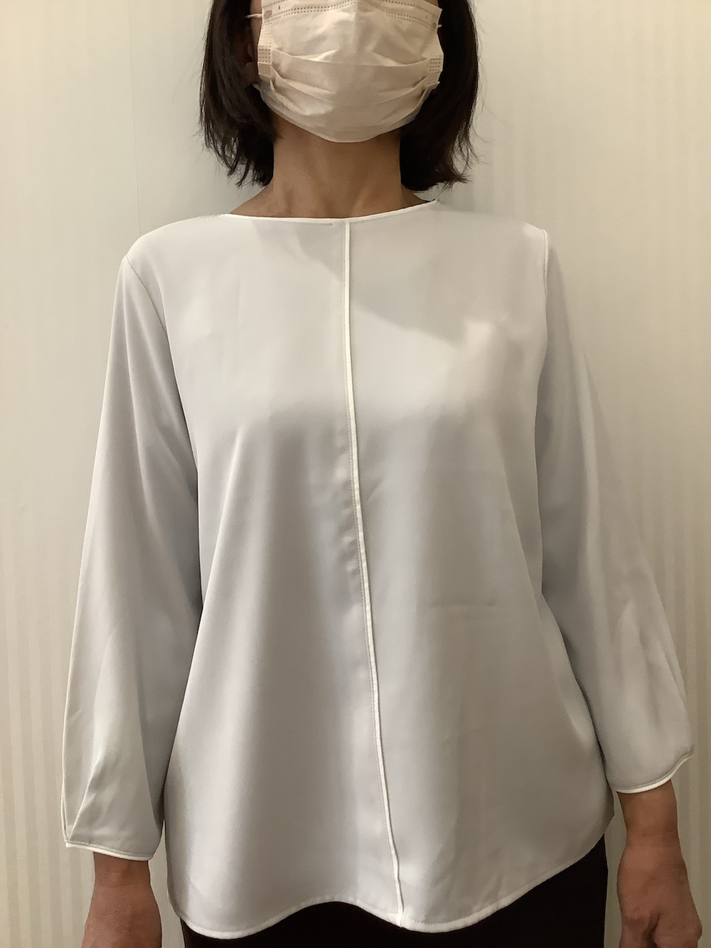 ベージュ系のシャツ/ブラウスを着用したレディースの冬コーディネートの2枚目の写真