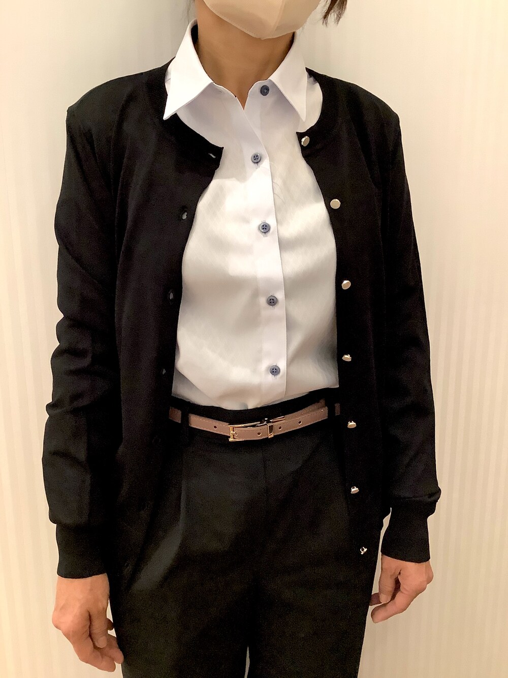 ブラック系のカーディガン/ボレロ、ブルー系のビジネスシャツを着用したレディースの秋コーディネートの2枚目の写真