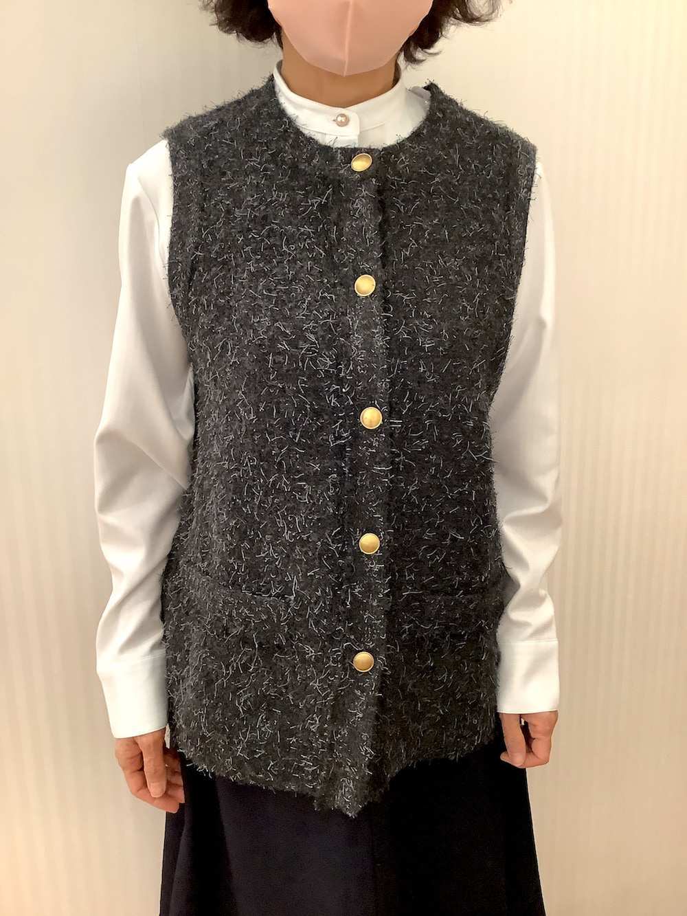 グレー系のベスト、ブルー系のシャツ/ブラウスを着用したレディースの冬コーディネートの2枚目の写真