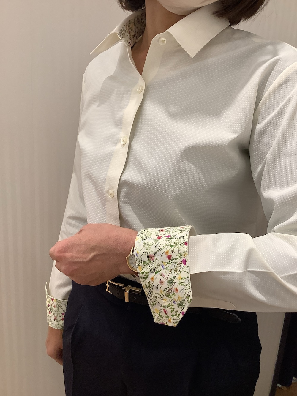 イエロー系のビジネスシャツを着用したレディースの冬コーディネートの3枚目の写真