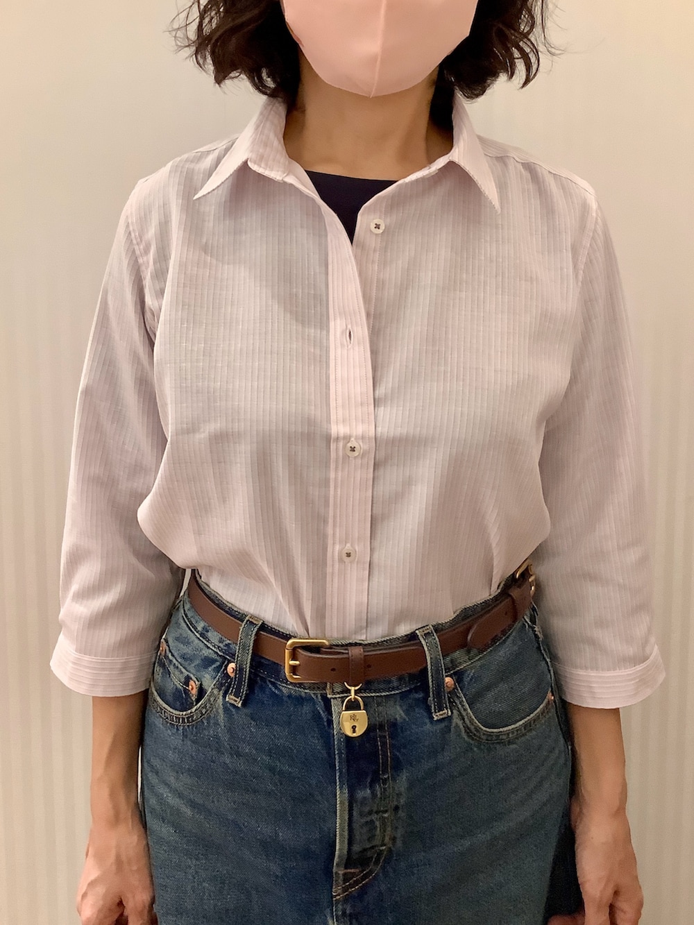 ピンク系のシャツ/ブラウス、ブルー系のデニムスカート、ブラウン系のベルトを着用したレディースの春コーディネートの2枚目の写真