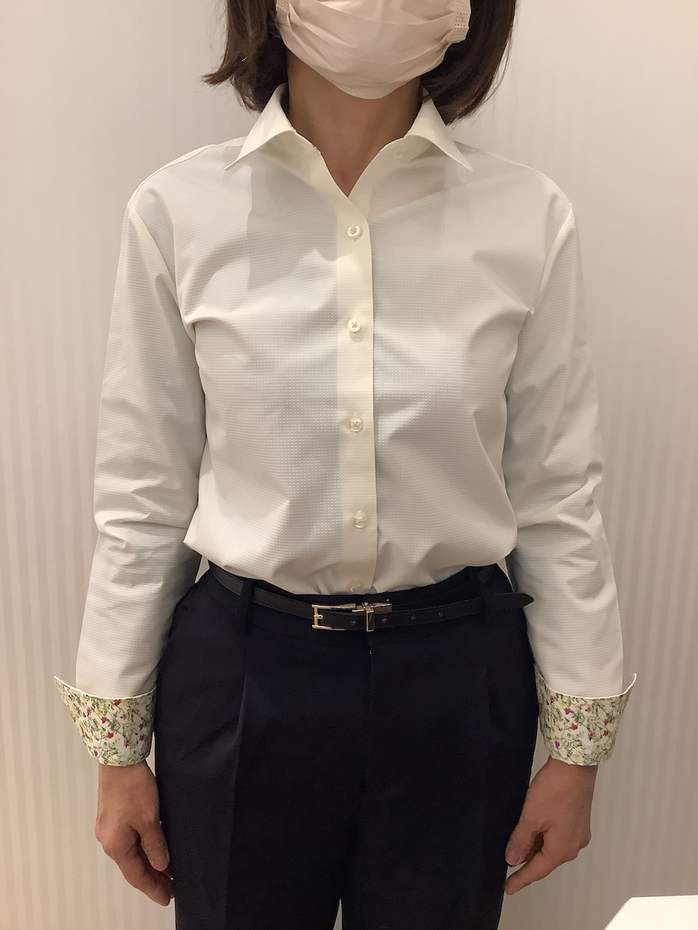 イエロー系のビジネスシャツを着用したレディースの冬コーディネートの2枚目の写真