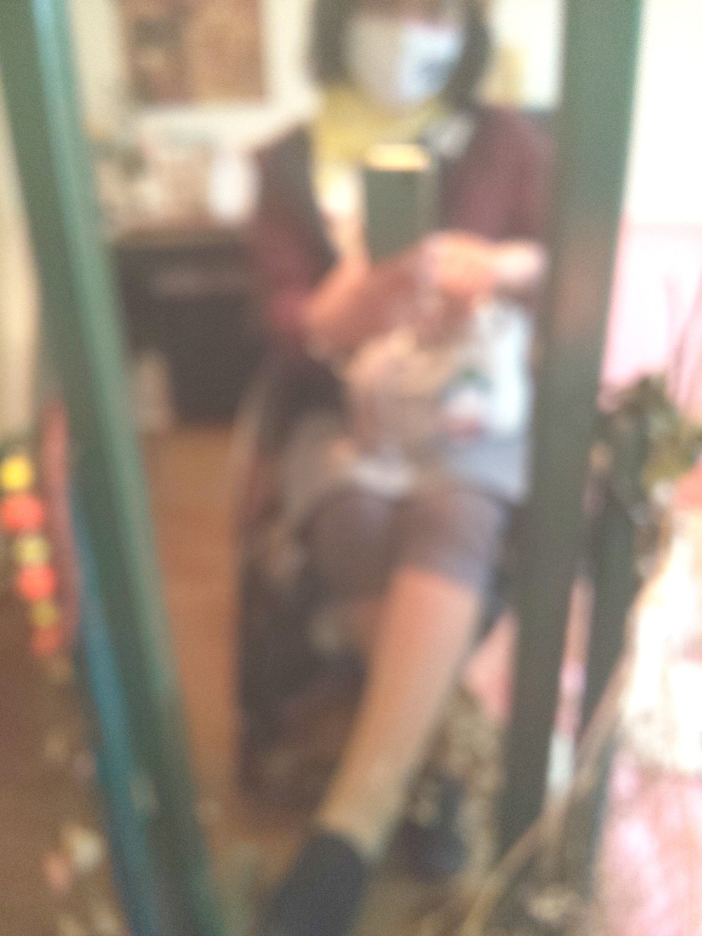 ブルー系のデニムスカート、その他のトートバッグ、レッド系のマウンテンパーカーを着用したレディースの春コーディネートの3枚目の写真