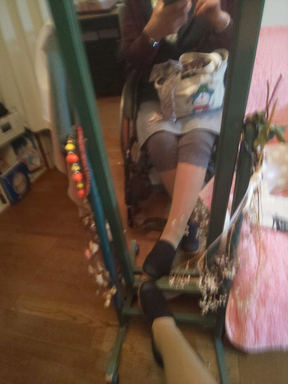 ブルー系のデニムスカート、その他のトートバッグ、レッド系のマウンテンパーカーを着用したレディースの春コーディネートの2枚目の写真