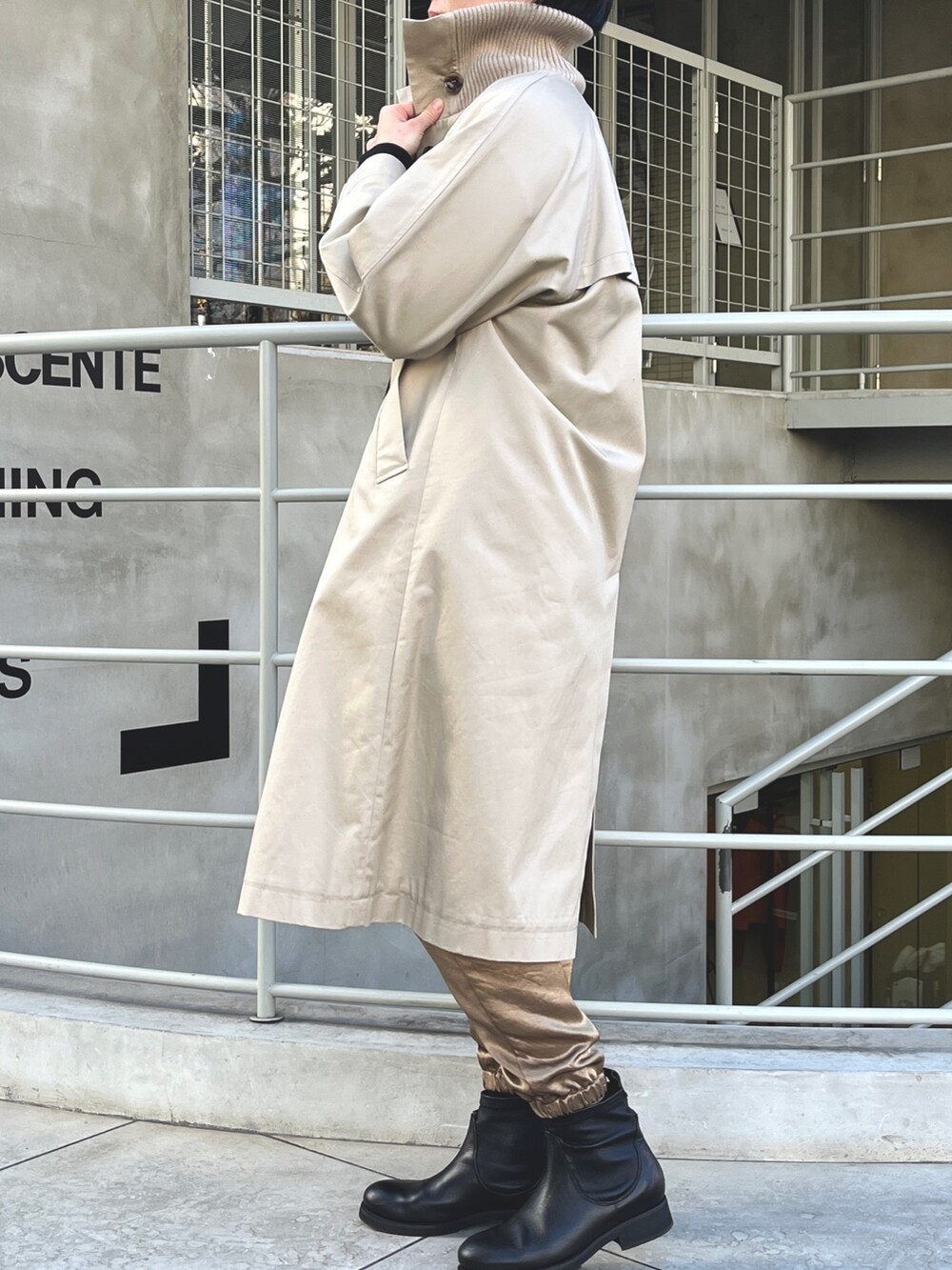 ベージュ系のその他アウター、ブラウン系のその他パンツ、ブラック系のTシャツ/カットソーを着用したレディースの冬コーディネートの2枚目の写真