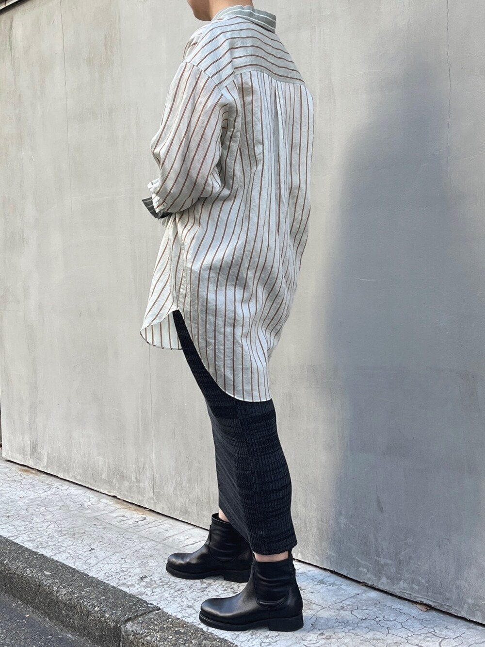 グリーン系のシャツ/ブラウス、ブラック系のスカートを着用したレディースの冬コーディネートの2枚目の写真