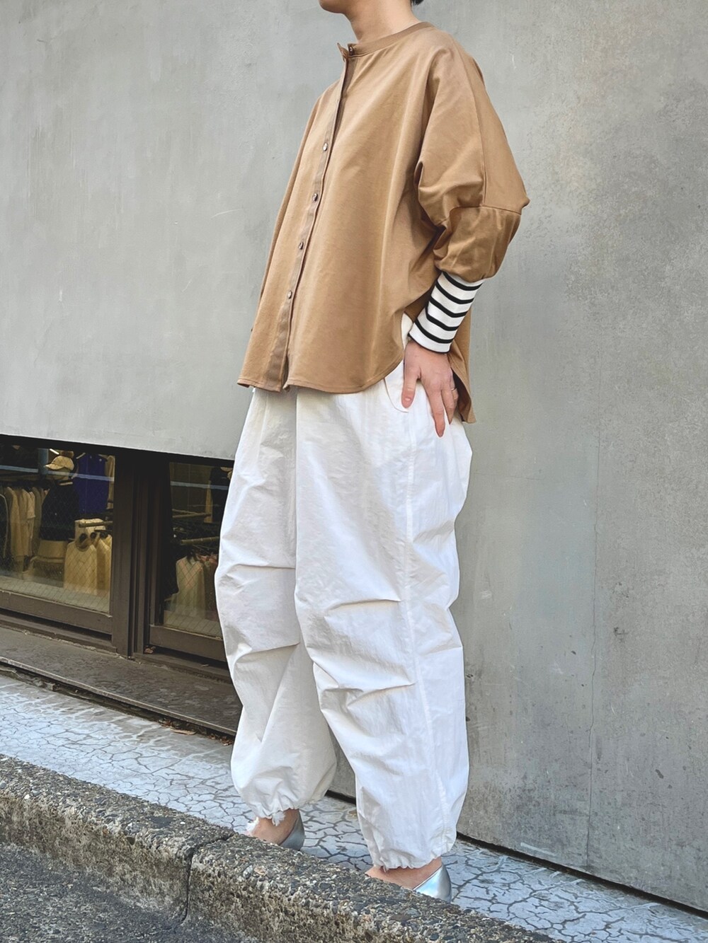 イエロー系のTシャツ/カットソー、ホワイト系のその他パンツを着用したレディースの冬コーディネートの2枚目の写真