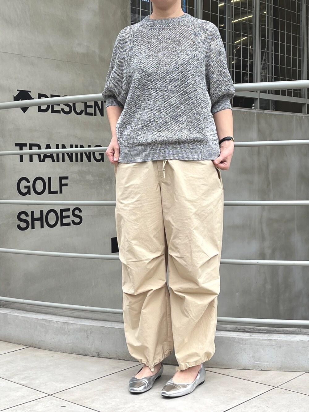 ホワイト系のシャツ/ブラウス、ブラック系のニット/セーター、ベージュ系のカーゴパンツを着用したレディースの春コーディネートの3枚目の写真