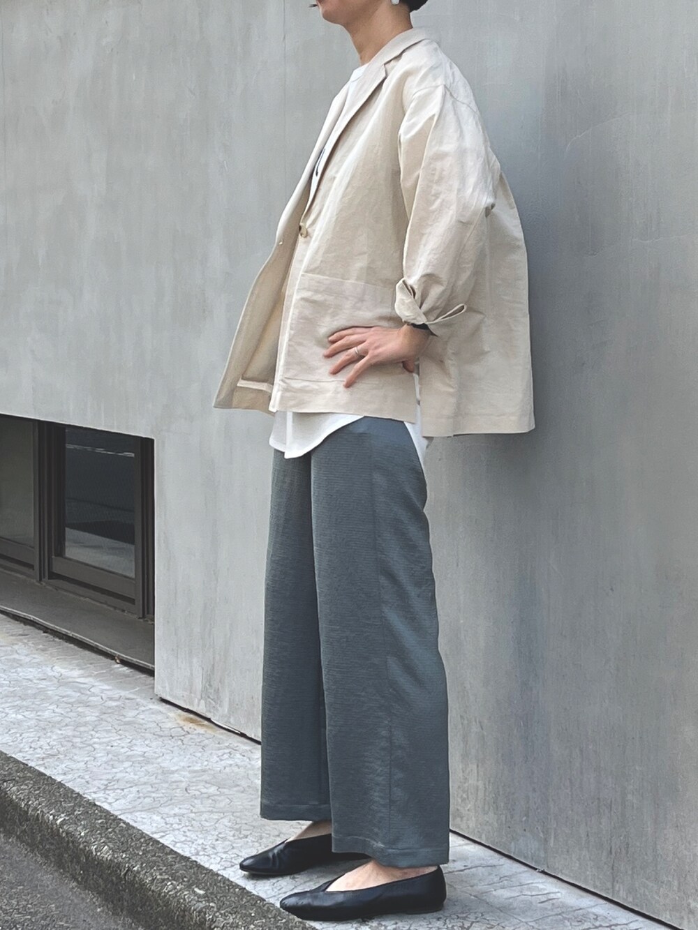 ベージュ系のテーラードジャケット、ブルー系のその他パンツ、ホワイト系のTシャツ/カットソーを着用したレディースの春コーディネートの2枚目の写真