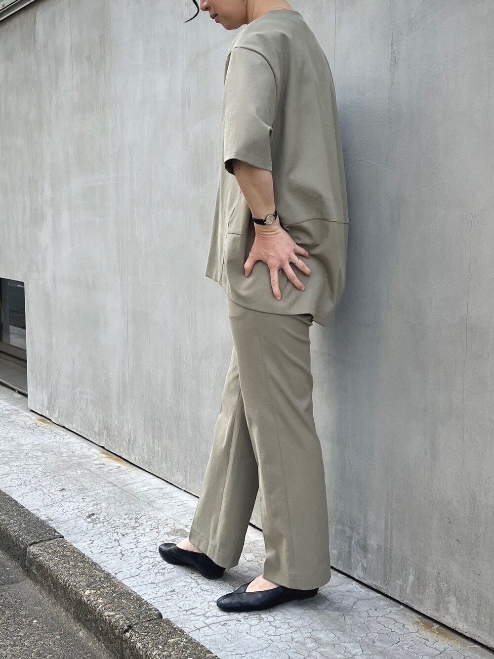 グリーン系のシャツ/ブラウス、グリーン系のスラックスを着用したレディースの春コーディネートの2枚目の写真