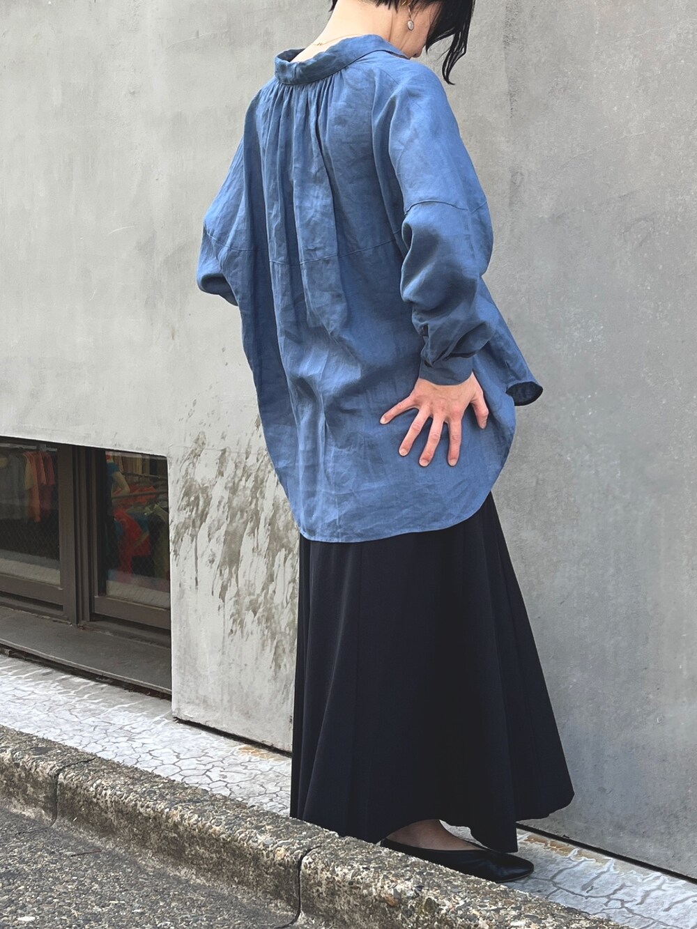 ブルー系のシャツ/ブラウス、ブラック系のスカートを着用したレディースの春コーディネートの2枚目の写真