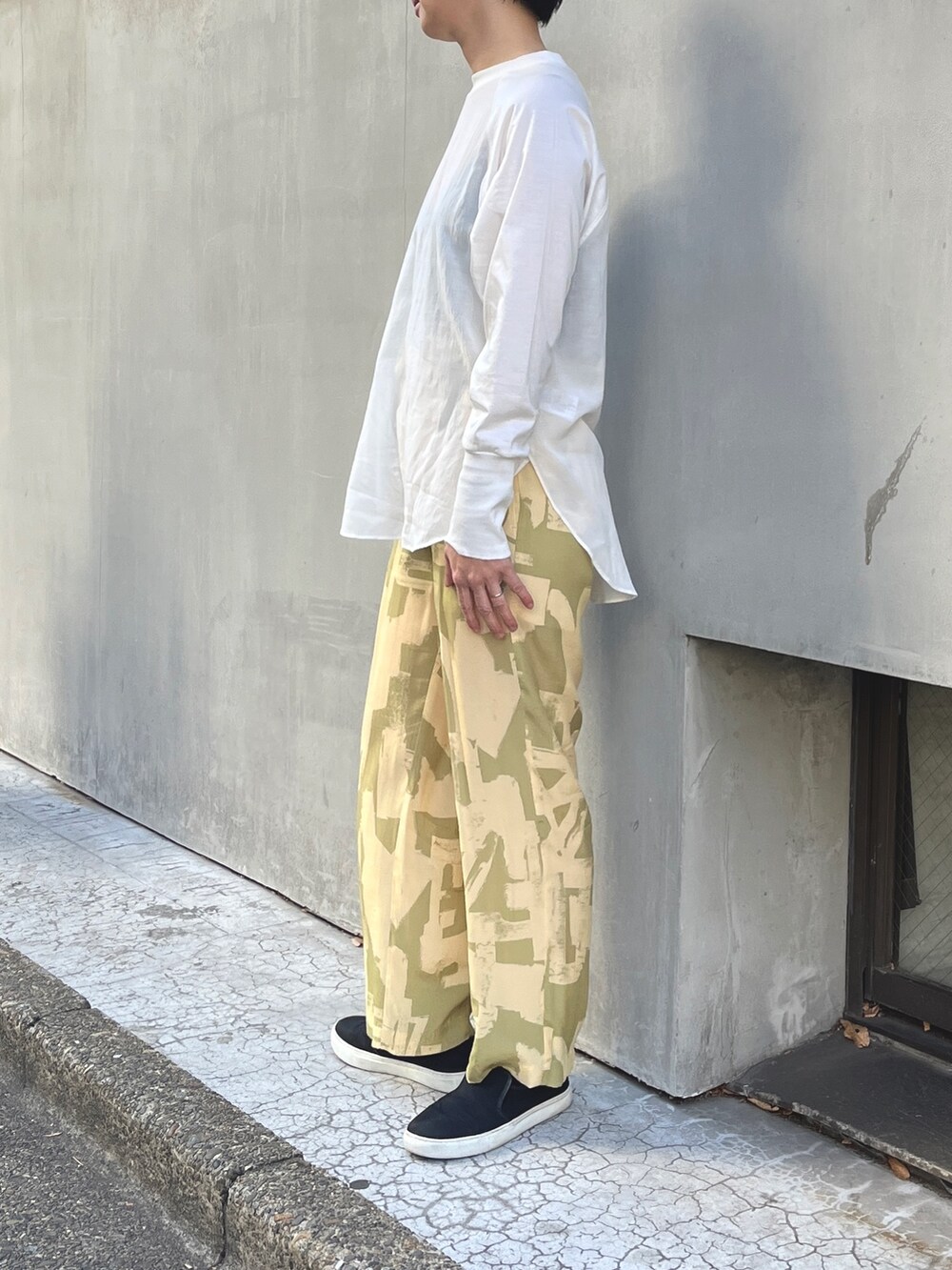 ブラック系のテーラードジャケット、ベージュ系のその他パンツ、ホワイト系のTシャツ/カットソーを着用したレディースの冬コーディネートの2枚目の写真