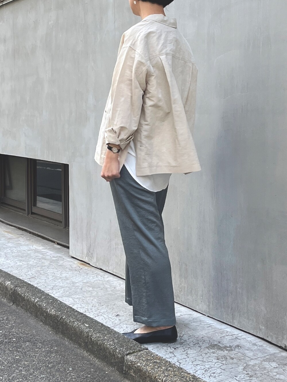 ベージュ系のテーラードジャケット、ブルー系のその他パンツ、ホワイト系のTシャツ/カットソーを着用したレディースの春コーディネートの3枚目の写真