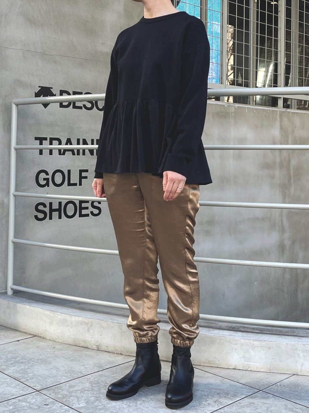 ベージュ系のその他アウター、ブラウン系のその他パンツ、ブラック系のTシャツ/カットソーを着用したレディースの冬コーディネートの3枚目の写真