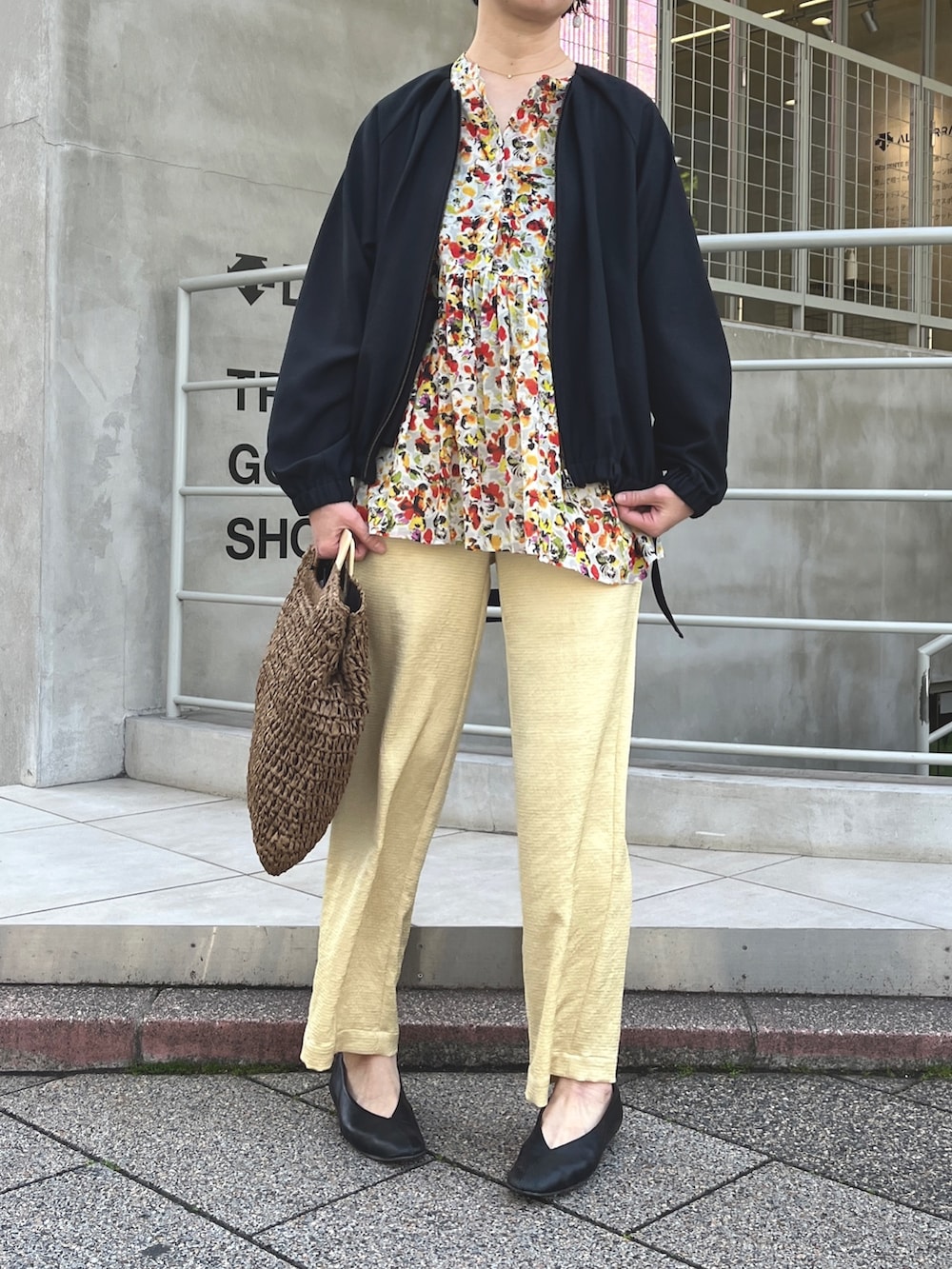 ブラック系のブルゾン、レッド系のシャツ/ブラウス、イエロー系のその他パンツを着用したレディースの夏コーディネートの2枚目の写真