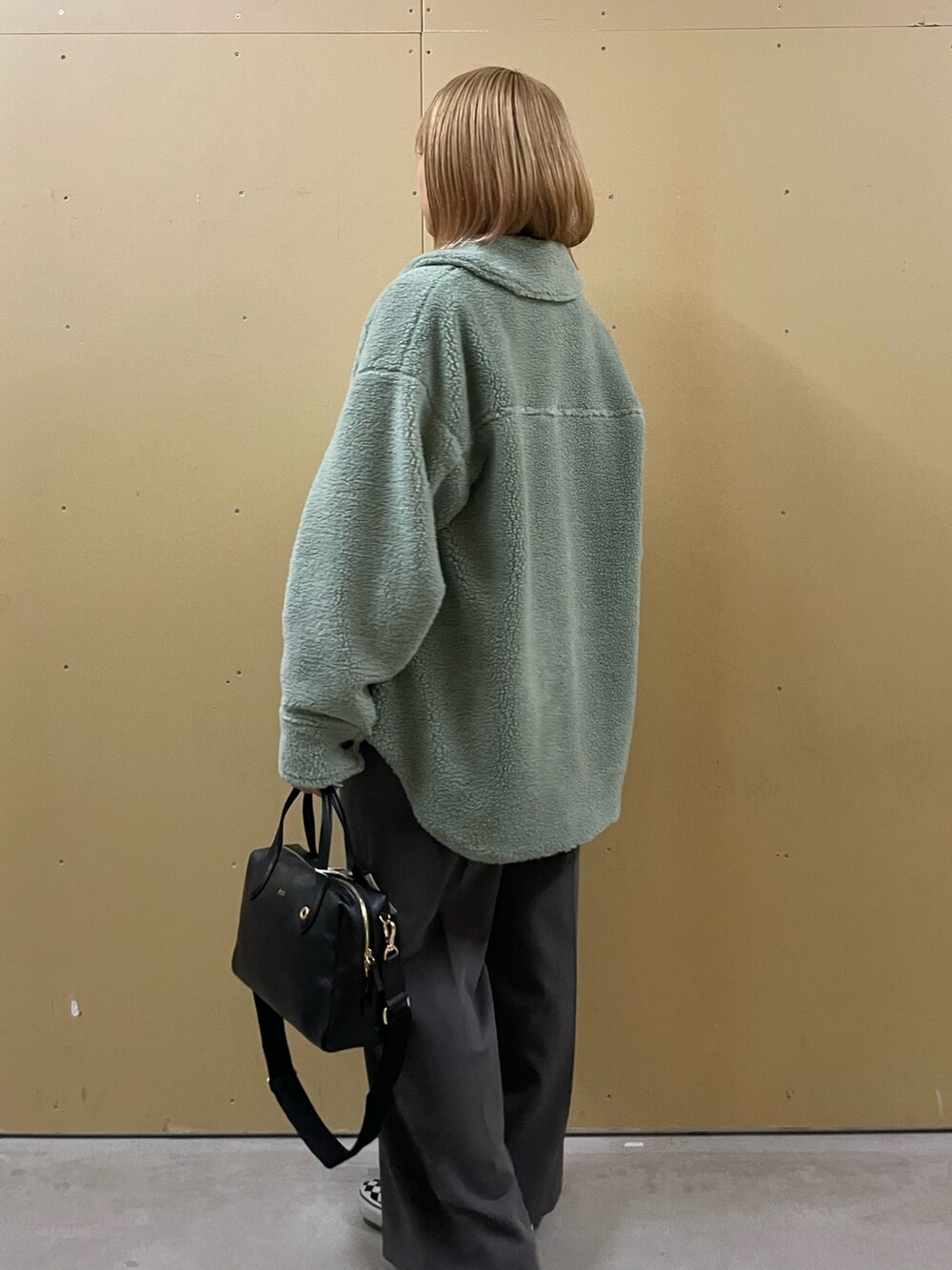 グレー系のその他パンツ、グリーン系のシャツ/ブラウス、ホワイト系のTシャツ/カットソーを着用したレディースの秋コーディネートの2枚目の写真
