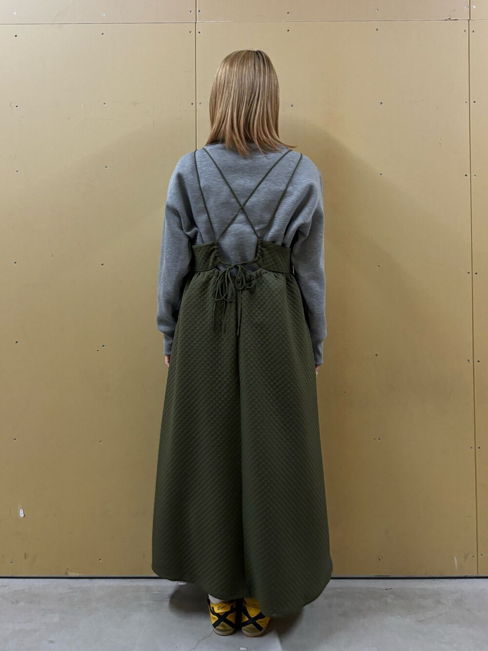 グリーン系のワンピース、グレー系のスウェットを着用したレディースの冬コーディネートの4枚目の写真