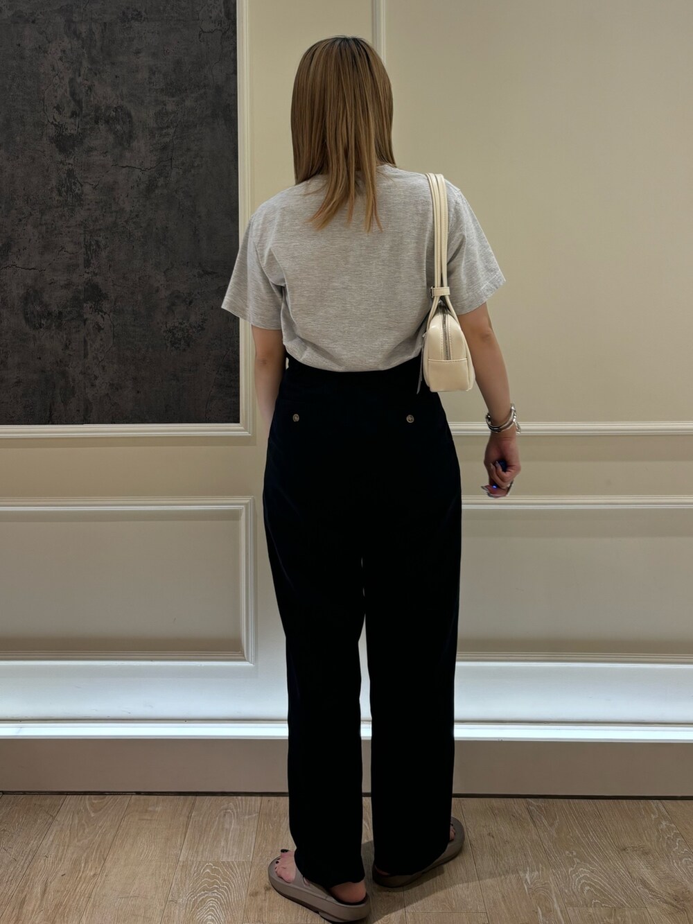 ブラック系のチノパンツ、ブラック系のサンダルを着用したレディースの夏コーディネートの3枚目の写真