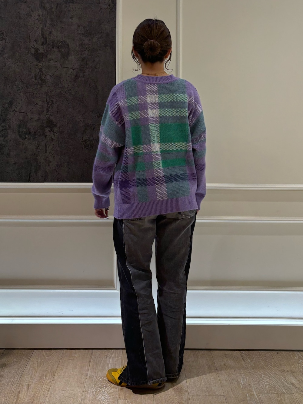 パープル系のニット/セーターを着用したレディースの秋コーディネートの3枚目の写真