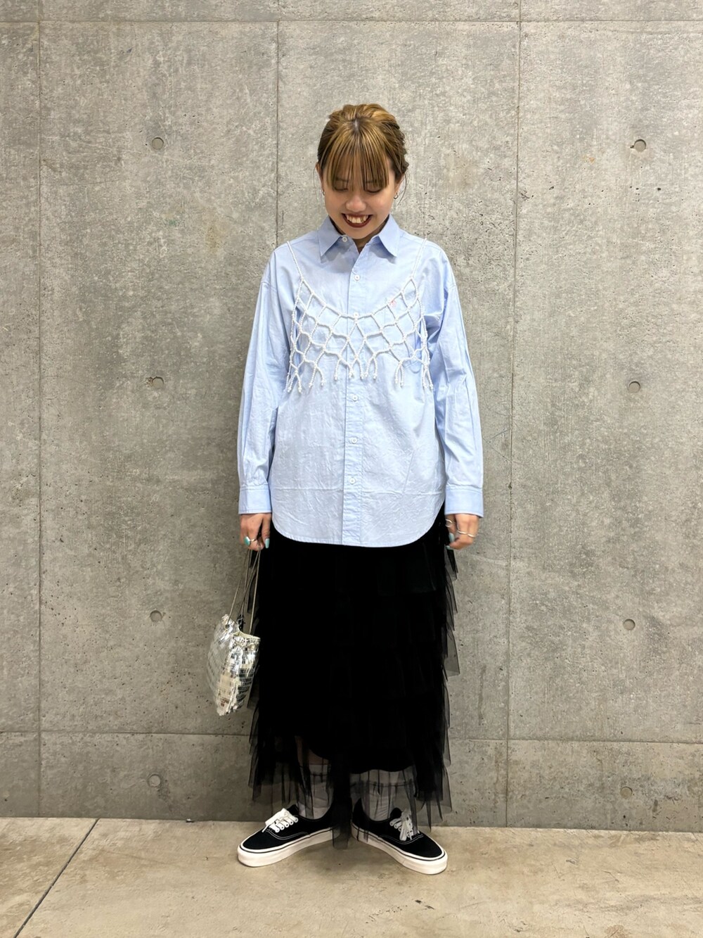 シルバー系のショルダーバッグ、ホワイト系のスカート、ホワイト系のシャツ/ブラウスを着用したレディースの春コーディネートの4枚目の写真