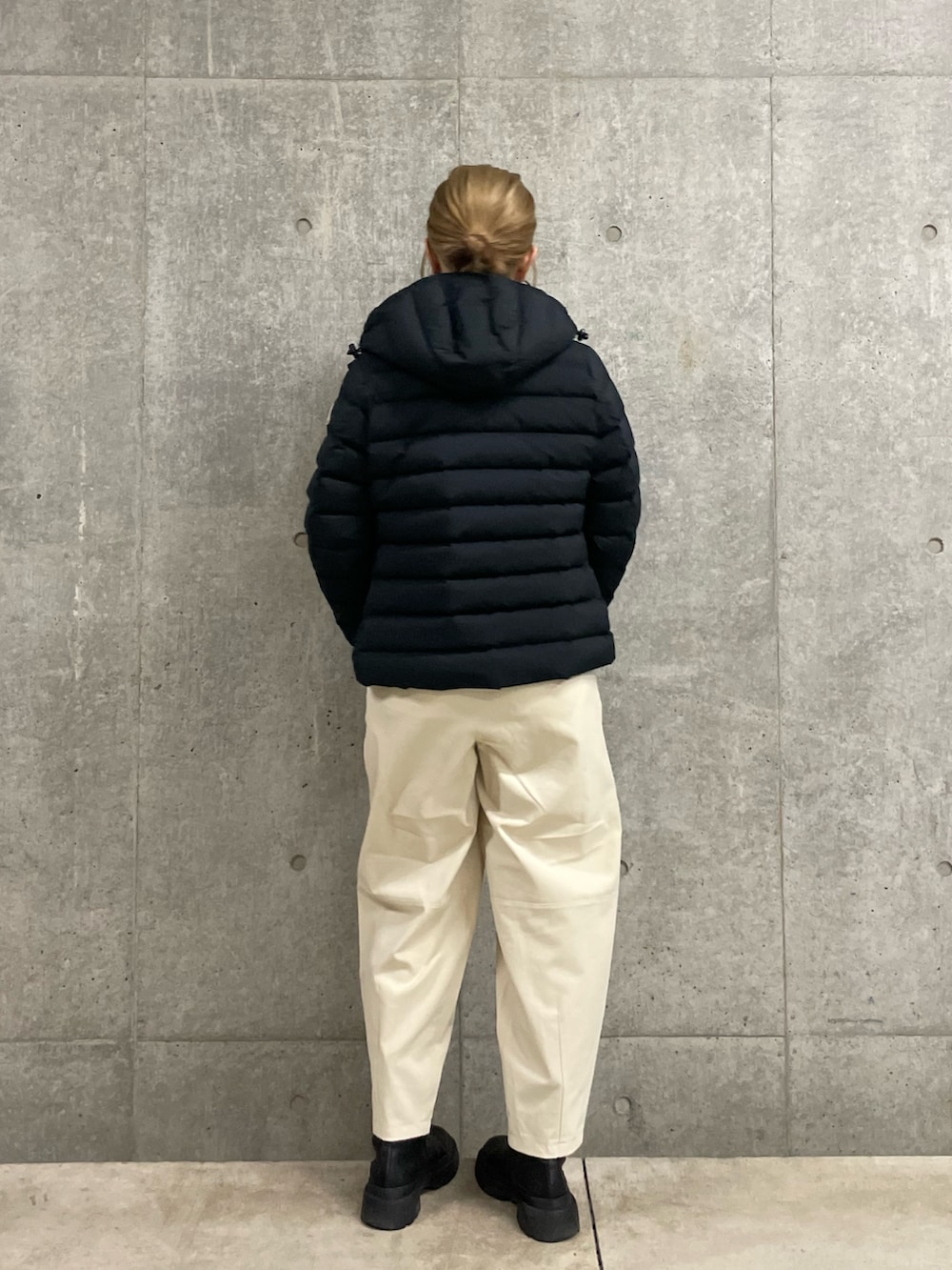 ブラック系のダウンジャケット/コート、ホワイト系のその他パンツを着用したレディースの秋コーディネートの3枚目の写真