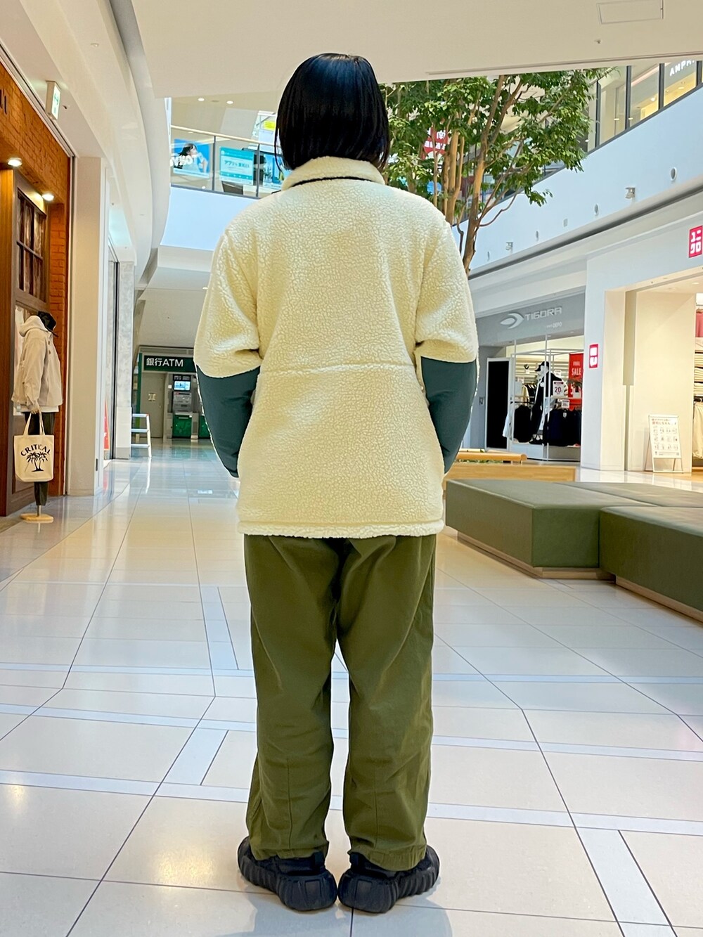 ホワイト系のブルゾンを着用したレディースの冬コーディネートの3枚目の写真