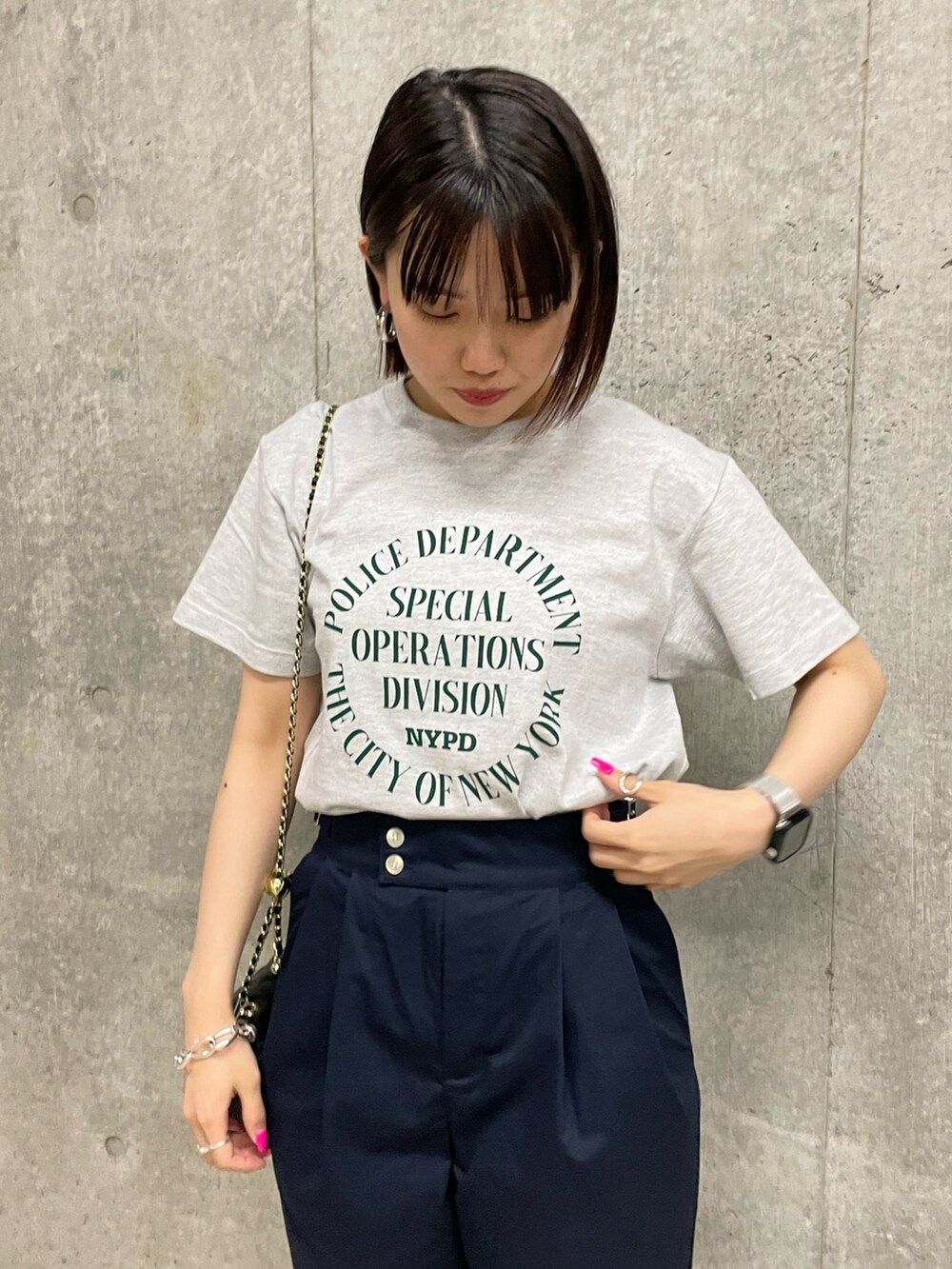 ホワイト系のTシャツ/カットソー、ブラック系のショルダーバッグ、ブルー系のその他パンツを着用したレディースの夏コーディネートの3枚目の写真