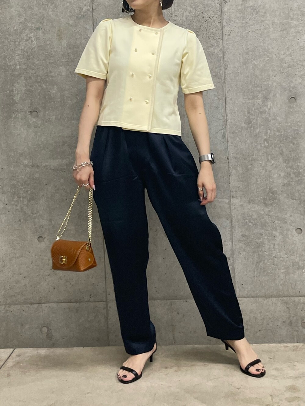 ホワイト系のカーディガン/ボレロ、ブラウン系のショルダーバッグを着用したレディースの春コーディネートの2枚目の写真